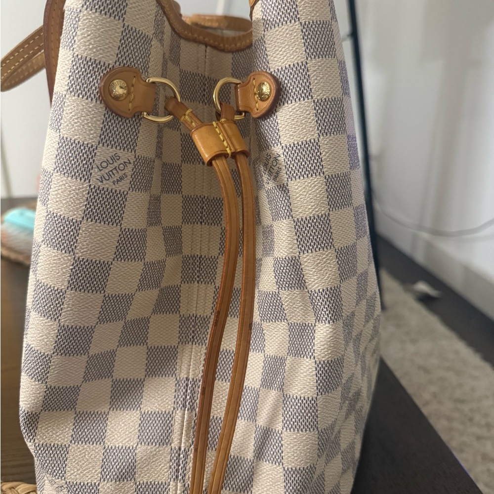 Louis Vuitton Beige Checkered Shoulder Bag with Scarf - Picture 6 of 16
